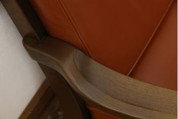 中古　美品　特注品　希少な本革　飛騨産業　キツツキ　穂高シリーズ　クラシカルな佇まいが魅力的なレザー3人掛けソファ(三人掛け、3P、アームソファ)(R-059056)