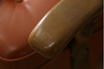 中古　美品　特注品　希少な本革　飛騨産業　キツツキ　穂高シリーズ　クラシカルな佇まいが魅力的なレザー3人掛けソファ(三人掛け、3P、アームソファ)(R-059056)