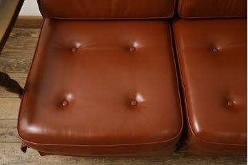 中古　美品　特注品　希少な本革　飛騨産業　キツツキ　穂高シリーズ　クラシカルな佇まいが魅力的なレザー3人掛けソファ(三人掛け、3P、アームソファ)(R-059056)