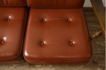 中古　美品　特注品　希少な本革　飛騨産業　キツツキ　穂高シリーズ　クラシカルな佇まいが魅力的なレザー3人掛けソファ(三人掛け、3P、アームソファ)(R-059056)