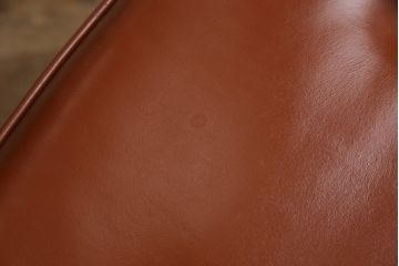 中古　美品　特注品　希少な本革　飛騨産業　キツツキ　穂高シリーズ　クラシカルな佇まいが魅力的なレザー3人掛けソファ(三人掛け、3P、アームソファ)(R-059056)