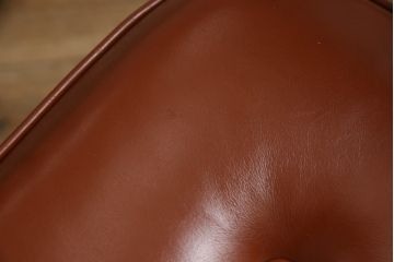 中古　美品　特注品　希少な本革　飛騨産業　キツツキ　穂高シリーズ　クラシカルな佇まいが魅力的なレザー3人掛けソファ(三人掛け、3P、アームソファ)(R-059056)