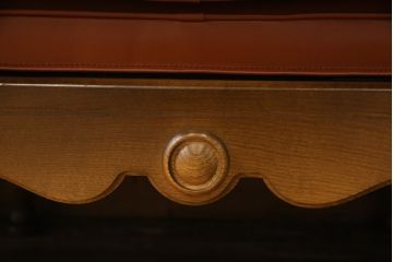 中古　美品　特注品　希少な本革　飛騨産業　キツツキ　穂高シリーズ　クラシカルな佇まいが魅力的なレザー3人掛けソファ(三人掛け、3P、アームソファ)(R-059056)