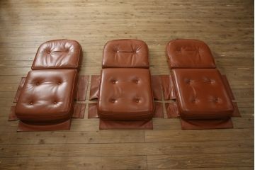 中古　美品　特注品　希少な本革　飛騨産業　キツツキ　穂高シリーズ　クラシカルな佇まいが魅力的なレザー3人掛けソファ(三人掛け、3P、アームソファ)(R-059056)