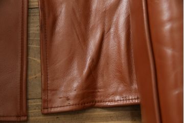 中古　美品　特注品　希少な本革　飛騨産業　キツツキ　穂高シリーズ　クラシカルな佇まいが魅力的なレザー3人掛けソファ(三人掛け、3P、アームソファ)(R-059056)