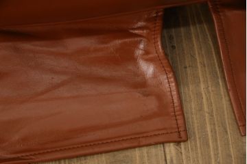 中古　美品　特注品　希少な本革　飛騨産業　キツツキ　穂高シリーズ　クラシカルな佇まいが魅力的なレザー3人掛けソファ(三人掛け、3P、アームソファ)(R-059056)