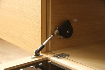 中古　美品　IDC大塚家具　松永工房　NINE(ナイン)　金属製の脚と木製の組み合わせがおしゃれな雰囲気を高めるテレビボード(テレビ台、ローボード、AVボード、リビングボード)(定価約34万5千円)(R-059059)