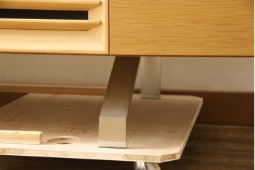 中古　美品　IDC大塚家具　松永工房　NINE(ナイン)　金属製の脚と木製の組み合わせがおしゃれな雰囲気を高めるテレビボード(テレビ台、ローボード、AVボード、リビングボード)(定価約34万5千円)(R-059059)