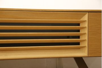 中古　美品　IDC大塚家具　松永工房　NINE(ナイン)　金属製の脚と木製の組み合わせがおしゃれな雰囲気を高めるテレビボード(テレビ台、ローボード、AVボード、リビングボード)(定価約34万5千円)(R-059059)