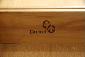 中古　美品　DREXEL HERITAGE(ドレクセルヘリテイジ)　シックな色合いがクラシカルな雰囲気を醸し出す縦型チェスト(ランジェリーチェスト、引き出し)(R-059065)
