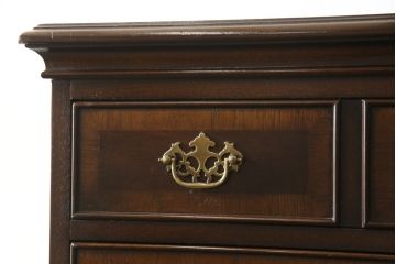 中古　美品　DREXEL HERITAGE(ドレクセルヘリテイジ)　シックな色合いがクラシカルな雰囲気を醸し出す縦型チェスト(ランジェリーチェスト、引き出し)(R-059065)