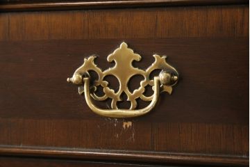 中古　美品　DREXEL HERITAGE(ドレクセルヘリテイジ)　シックな色合いがクラシカルな雰囲気を醸し出す縦型チェスト(ランジェリーチェスト、引き出し)(R-059065)