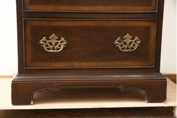 中古　美品　DREXEL HERITAGE(ドレクセルヘリテイジ)　シックな色合いがクラシカルな雰囲気を醸し出す縦型チェスト(ランジェリーチェスト、引き出し)(R-059065)
