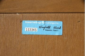 中古　美品　DREXEL HERITAGE(ドレクセルヘリテイジ)　シックな色合いがクラシカルな雰囲気を醸し出す縦型チェスト(ランジェリーチェスト、引き出し)(R-059065)