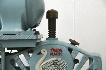 ジャンク品　アンティーク雑貨　現状品　日立製作所　TRADE MARK Swan　カラフルで可愛らしいデザインが魅力的な電動式かき氷機(氷削機、ディスプレイ)(R-059067)