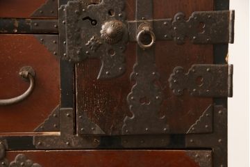 和製アンティーク　前面欅(ケヤキ)材　和の趣あふれる佇まいが魅力的な庄内小箪笥(和箪笥、時代箪笥、小物収納、引き出し、整理箪笥)(R-059068)