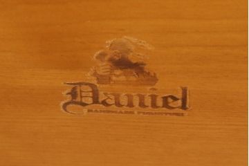 中古　美品　横浜ダニエル(daniel)　クーガー(Cougar)　クラシカルな雰囲気を醸し出すローテーブル(定価約40万円)(センターテーブル、リビングテーブル)(R-059071)