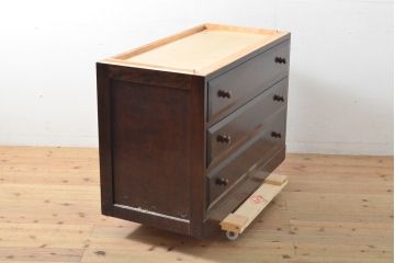 中古　松本民芸家具　当店リメイク　天板リメイク　シックな佇まいが魅力!落ち着きのある空間づくりにおすすめのローチェスト(ローボード、サイドチェスト、引き出し)(R-059078)