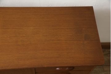 デンマークビンテージ　チーク材　ナチュラルな空間におすすめの小振りなサイドキャビネット(収納棚、戸棚、サイドチェスト、ヴィンテージ)(R-059082)