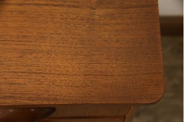 デンマークビンテージ　チーク材　ナチュラルな空間におすすめの小振りなサイドキャビネット(収納棚、戸棚、サイドチェスト、ヴィンテージ)(R-059082)