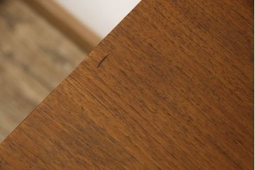 デンマークビンテージ　チーク材　ナチュラルな空間におすすめの小振りなサイドキャビネット(収納棚、戸棚、サイドチェスト、ヴィンテージ)(R-059082)