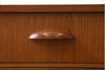デンマークビンテージ　チーク材　ナチュラルな空間におすすめの小振りなサイドキャビネット(収納棚、戸棚、サイドチェスト、ヴィンテージ)(R-059082)
