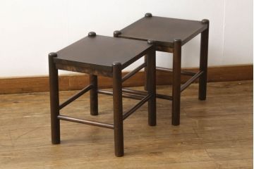 和製ビンテージ　希少な絶版品　北海道民芸家具　シンプルな佇まいがお部屋に取り入れやすい板座のスツール2脚セット(花台、サイドテーブル、飾り台、ヴィンテージ)(R-059088)