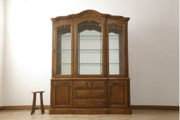 中古　美品　DREXEL HERITAGE(ドレクセルヘリテイジ)　CHERBOURG(シェルブール)　優美な雰囲気を醸し出すキュリオケース(定価約150万円)(飾り棚、食器棚、キャビネット、ガラスケース)(R-059089)
