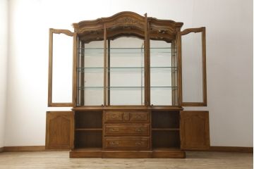 中古　美品　DREXEL HERITAGE(ドレクセルヘリテイジ)　CHERBOURG(シェルブール)　優美な雰囲気を醸し出すキュリオケース(定価約150万円)(飾り棚、食器棚、キャビネット、ガラスケース)(R-059089)