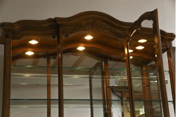 中古　美品　DREXEL HERITAGE(ドレクセルヘリテイジ)　CHERBOURG(シェルブール)　優美な雰囲気を醸し出すキュリオケース(定価約150万円)(飾り棚、食器棚、キャビネット、ガラスケース)(R-059089)