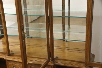 中古　美品　DREXEL HERITAGE(ドレクセルヘリテイジ)　CHERBOURG(シェルブール)　優美な雰囲気を醸し出すキュリオケース(定価約150万円)(飾り棚、食器棚、キャビネット、ガラスケース)(R-059089)