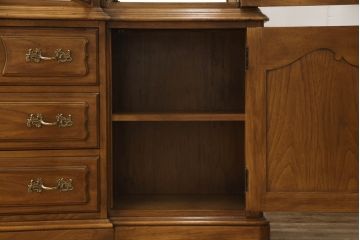 中古　美品　DREXEL HERITAGE(ドレクセルヘリテイジ)　CHERBOURG(シェルブール)　優美な雰囲気を醸し出すキュリオケース(定価約150万円)(飾り棚、食器棚、キャビネット、ガラスケース)(R-059089)