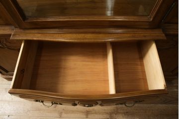 中古　美品　DREXEL HERITAGE(ドレクセルヘリテイジ)　CHERBOURG(シェルブール)　優美な雰囲気を醸し出すキュリオケース(定価約150万円)(飾り棚、食器棚、キャビネット、ガラスケース)(R-059089)