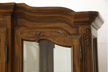 中古　美品　DREXEL HERITAGE(ドレクセルヘリテイジ)　CHERBOURG(シェルブール)　優美な雰囲気を醸し出すキュリオケース(定価約150万円)(飾り棚、食器棚、キャビネット、ガラスケース)(R-059089)