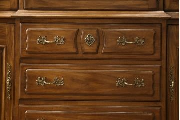 中古　美品　DREXEL HERITAGE(ドレクセルヘリテイジ)　CHERBOURG(シェルブール)　優美な雰囲気を醸し出すキュリオケース(定価約150万円)(飾り棚、食器棚、キャビネット、ガラスケース)(R-059089)