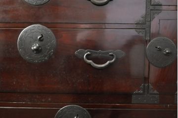 和製アンティーク　極上美品　前面栗材　趣あふれる佇まいが魅力的な米沢箪笥(和タンス、時代箪笥、衣装たんす、収納箪笥、重ね箪笥、引き出し)(R-059100)