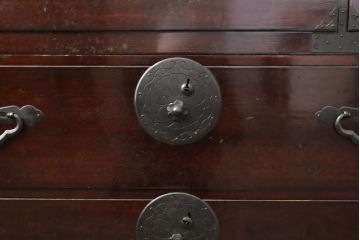 和製アンティーク　極上美品　前面栗材　趣あふれる佇まいが魅力的な米沢箪笥(和タンス、時代箪笥、衣装たんす、収納箪笥、重ね箪笥、引き出し)(R-059100)
