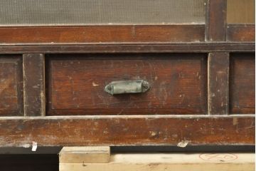 和製アンティーク　大正ロマン　ノスタルジックな雰囲気香る戸棚(収納棚、キャビネット、サイドボード、店舗什器、リビングボード)(R-059109)