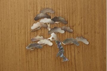 中古　民芸家具　螺鈿(ラデン)細工入り　小振りなサイズ感と控えめな装飾が上品な印象の総桐箪笥(並厚)(桐たんす、和タンス、衣装箪笥、着物箪笥)(R-059114)