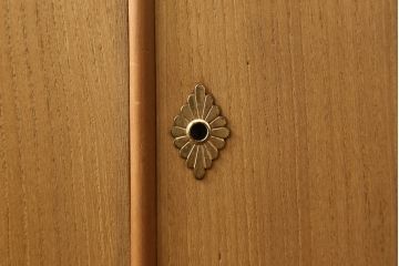 中古　民芸家具　螺鈿(ラデン)細工入り　小振りなサイズ感と控えめな装飾が上品な印象の総桐箪笥(並厚)(桐たんす、和タンス、衣装箪笥、着物箪笥)(R-059114)