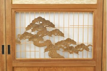 アンティーク建具　鶴と松の彫刻がなんとも風情がある板戸4枚セット(帯戸、引き戸、建具)(R-059118)