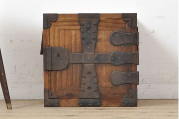和製アンティーク　古びた金具が時代を刻んだ趣を漂わせる片開き戸付き小引き出し(小物収納、卓上収納)(R-059122)