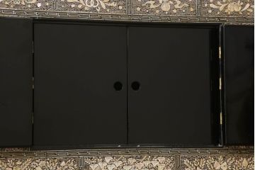 中古　アジア　民芸家具　螺鈿(らでん)細工　蝶の形をした金具が優雅な雰囲気を醸し出すキャビネット(戸棚、収納棚)(R-059135)