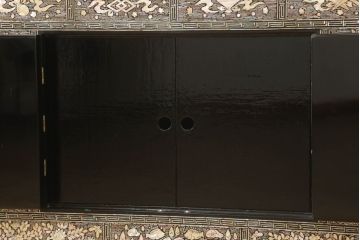 中古　アジア　民芸家具　螺鈿(らでん)細工　蝶の形をした金具が優雅な雰囲気を醸し出すキャビネット(戸棚、収納棚)(R-059135)
