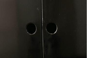 中古　アジア　民芸家具　螺鈿(らでん)細工　蝶の形をした金具が優雅な雰囲気を醸し出すキャビネット(戸棚、収納棚)(R-059135)