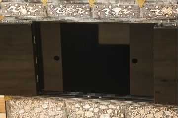 中古　アジア　民芸家具　螺鈿(らでん)細工　蝶の形をした金具が優雅な雰囲気を醸し出すキャビネット(戸棚、収納棚)(R-059135)