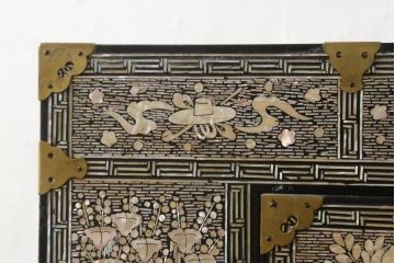 中古　アジア　民芸家具　螺鈿(らでん)細工　蝶の形をした金具が優雅な雰囲気を醸し出すキャビネット(戸棚、収納棚)(R-059135)