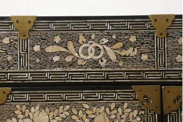 中古　アジア　民芸家具　螺鈿(らでん)細工　蝶の形をした金具が優雅な雰囲気を醸し出すキャビネット(戸棚、収納棚)(R-059135)