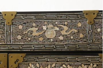 中古　アジア　民芸家具　螺鈿(らでん)細工　蝶の形をした金具が優雅な雰囲気を醸し出すキャビネット(戸棚、収納棚)(R-059135)