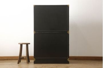 中古　アジア　民芸家具　螺鈿(らでん)細工　蝶の形をした金具が優雅な雰囲気を醸し出すキャビネット(戸棚、収納棚)(R-059135)